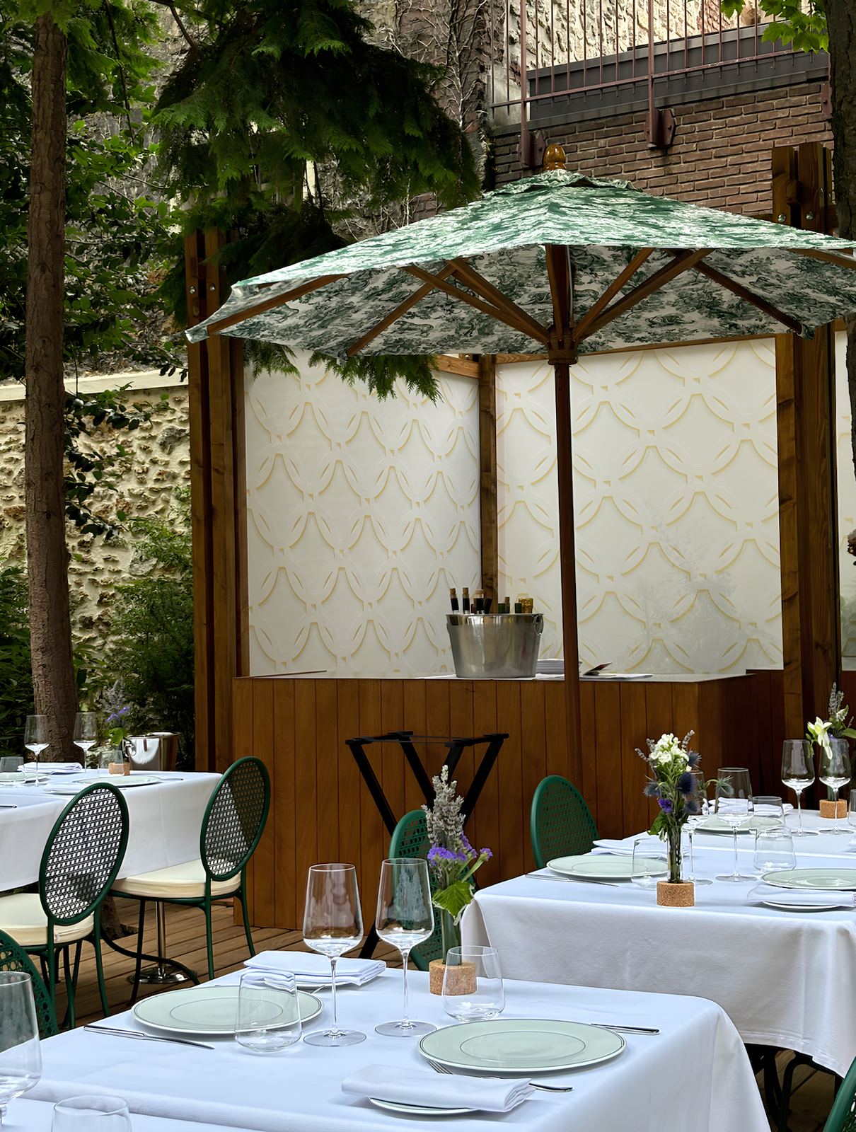 Garden dining terrace