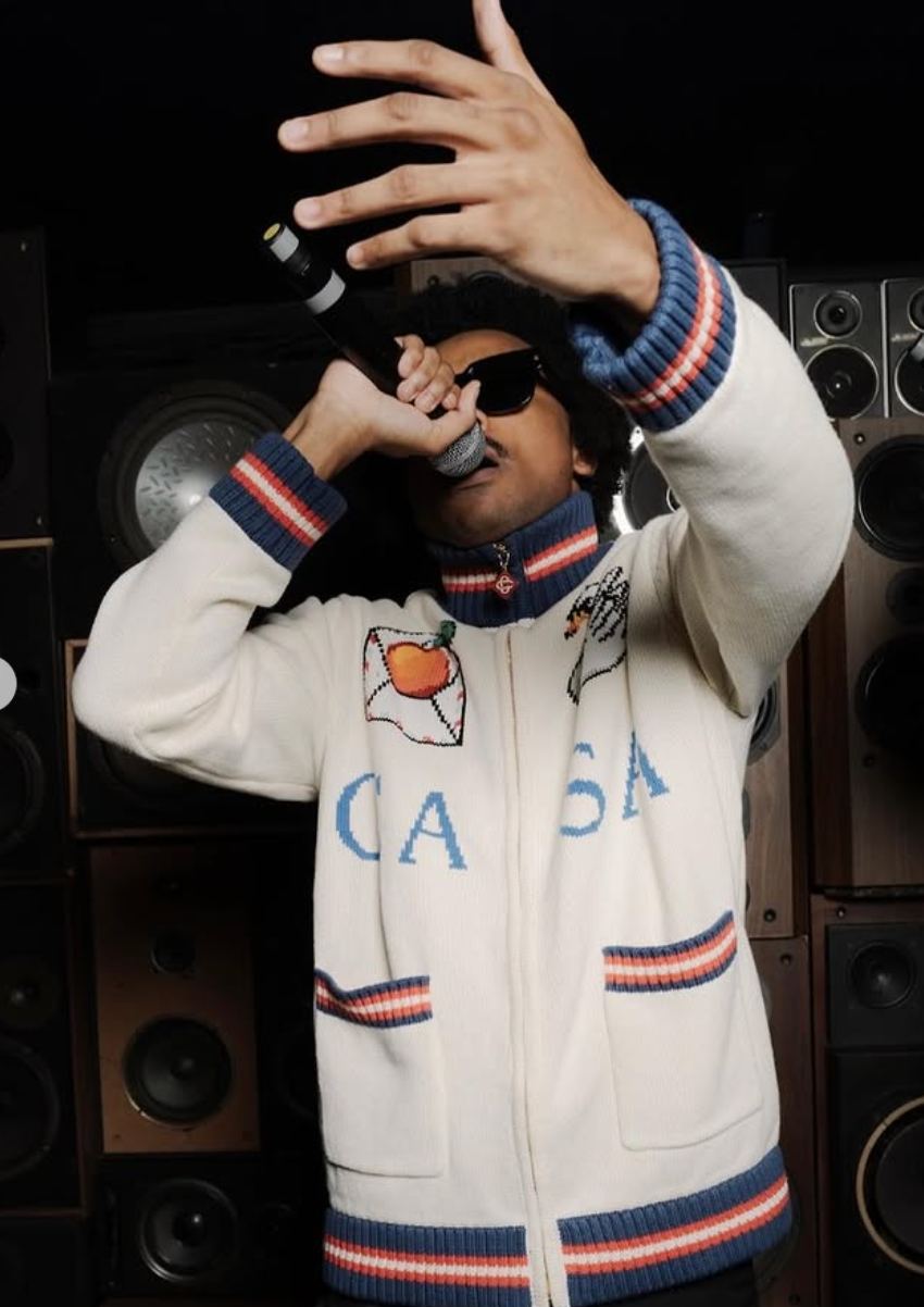 Artist performing at F(E)AT
