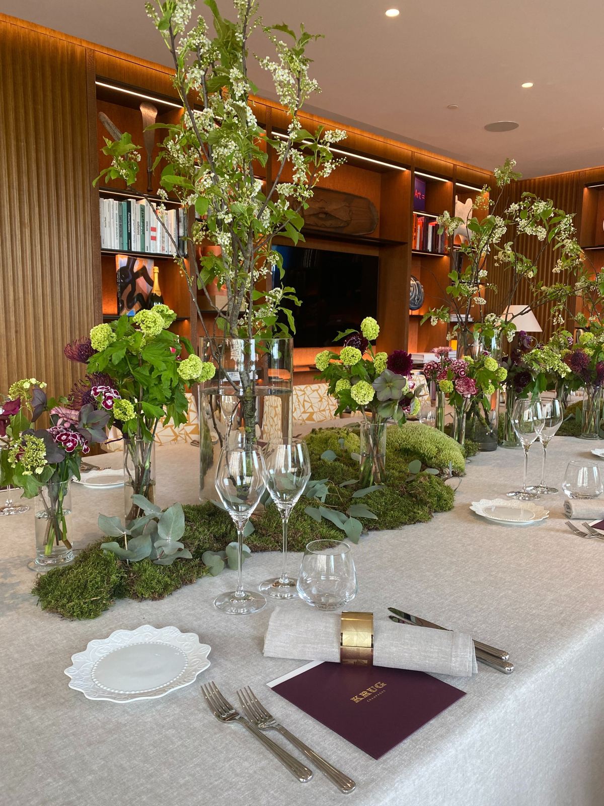 Press dinner table with flowers